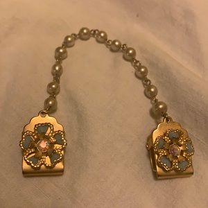 Vintage sweater clip with rhinestones and faux pearl
